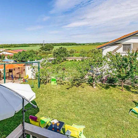 Semesterbostad Leila *